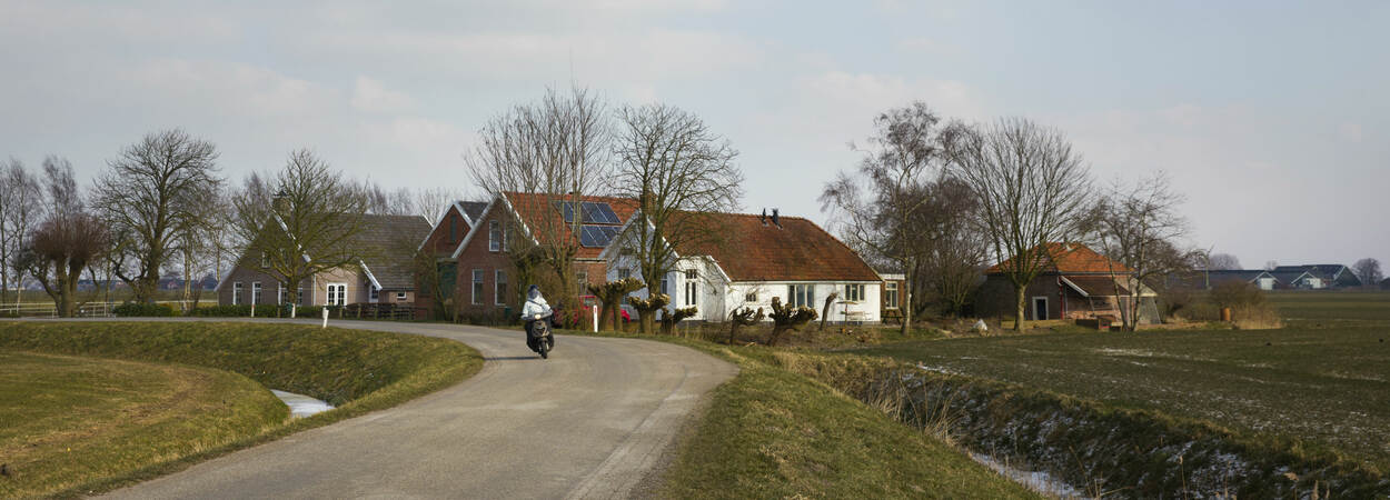 Man op brommer in landschap