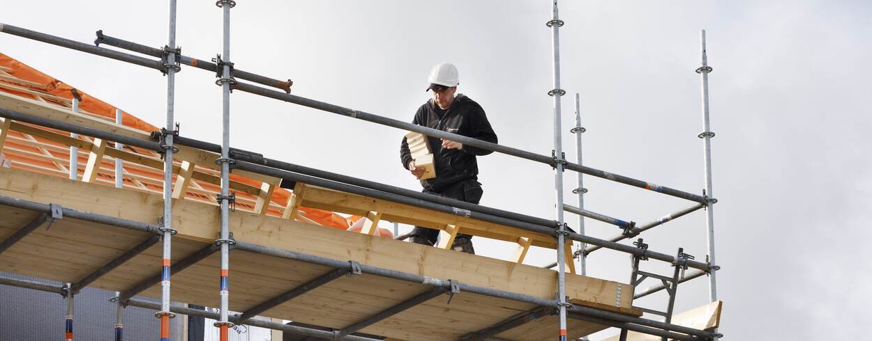 Bouwvakker op steiger