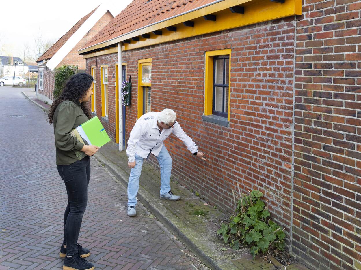 Herbeoordelingsadviseur bekijkt gebouw