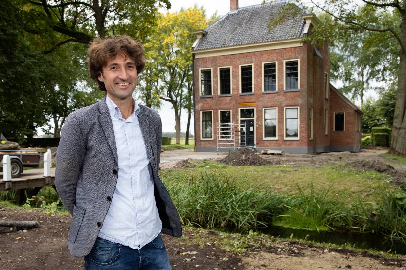 Daniël van Huizen staat voor een monumentaal pand in de provincie Groningen