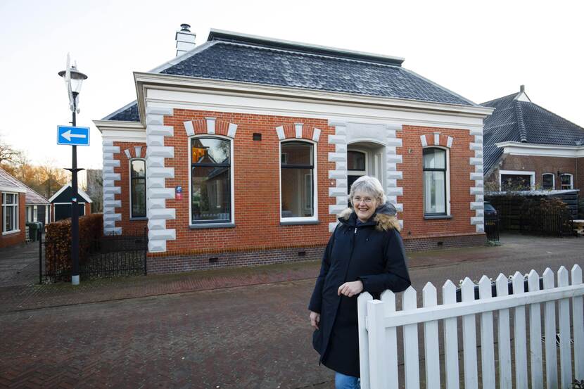 Jacomine staat voor haar huis