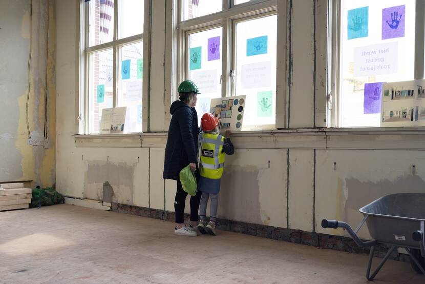 hard-hat-tour de Til | in een lokaal