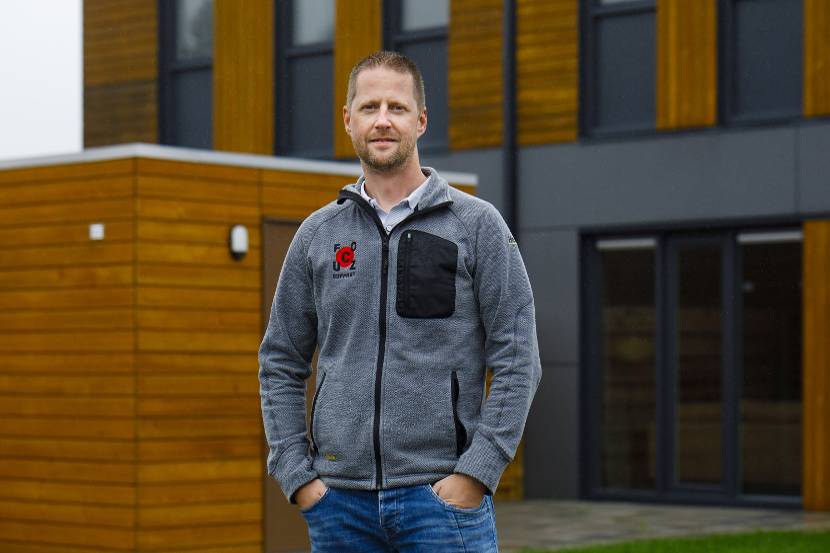 Anton van der Molen staat voor een tijdelijke woning