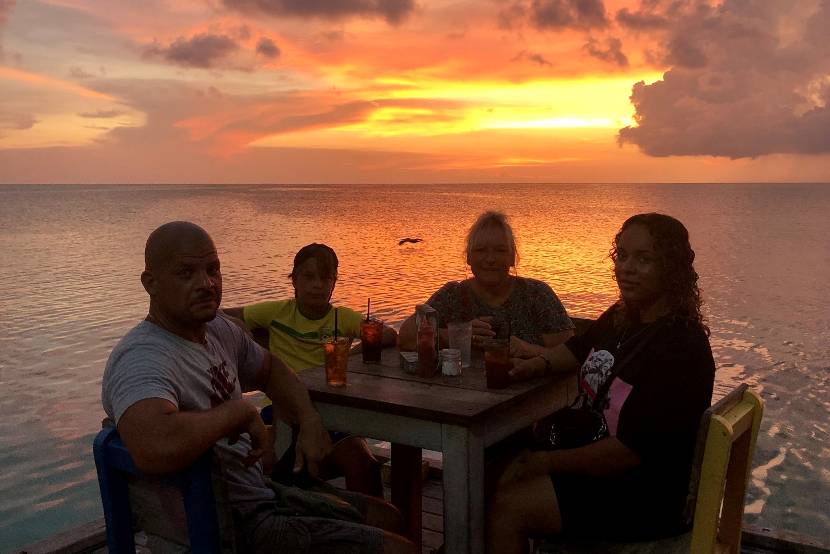 Raul, Petra en hun kinderen aan een tafel voor de zee