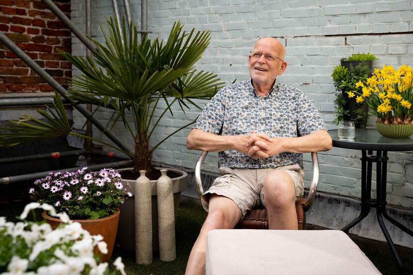 Jan op zijn terras in Appingedam