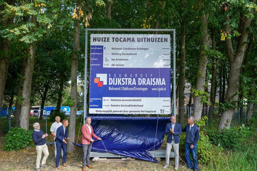 Onthulling bord Tocama