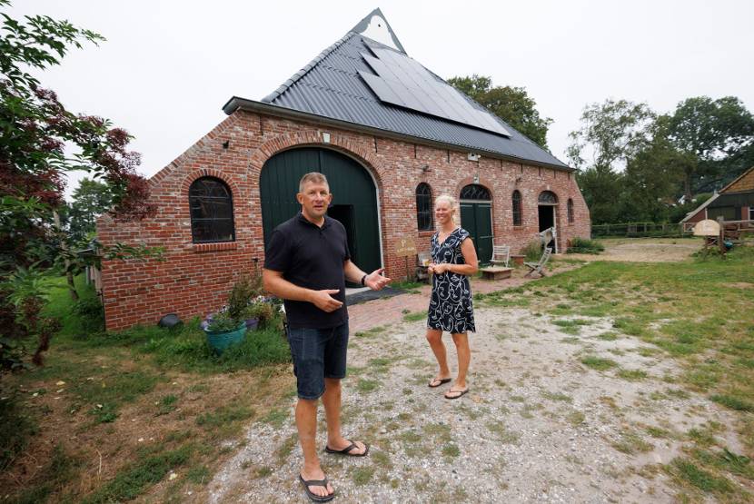 Peter en Maaike bij hun schuur