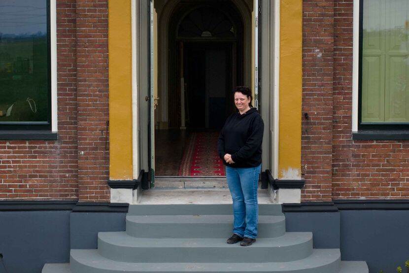 Corine voor haar boerderij